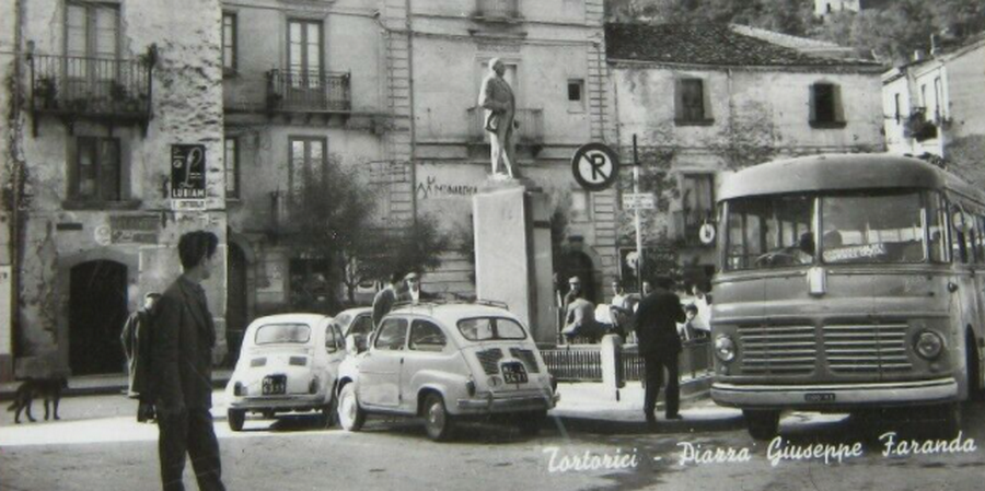 Piazza Giuseppe Faranda a Tortorici in una cartolina d'epoca